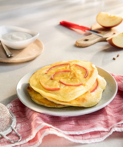 Diese Bild zeig die Pancakes mit Apfelstückchen.