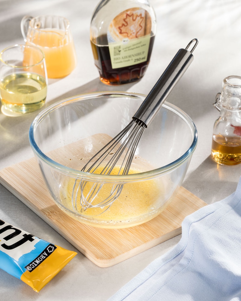 Dieses Bild zeigt, Senf, Essig, Ahornsirup, Apfelsaft, Orangensaft, Salz, Pfeffer und Rapsöl.