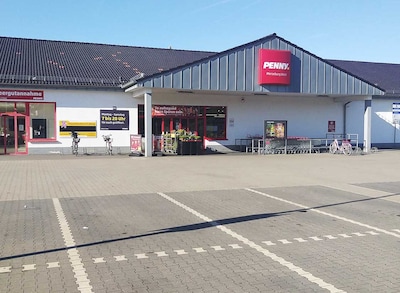 Sie sehen den Eingang vom Penny Markt in Merseburg (Saale) Oeltzschnerstrasse 85