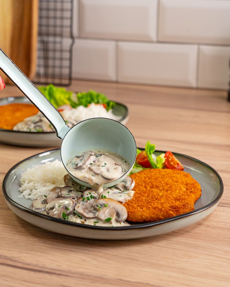 Dieses Bild zeigt wie die Sauce auf den Teller gegeben wird.