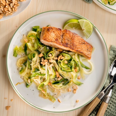 Auf diesem Bild siehst du unsere Asiatischen Zucchininudeln mit Lachs.