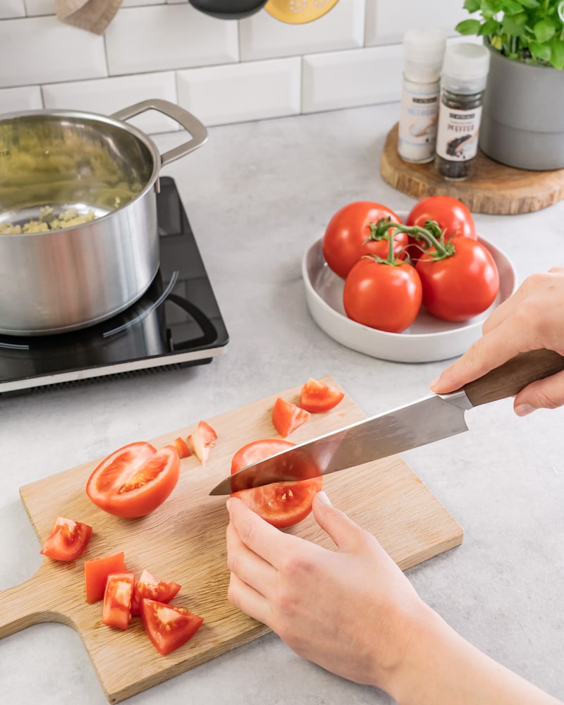 Dieses Bild zeigt wie die Tomaten geschnitten werden.