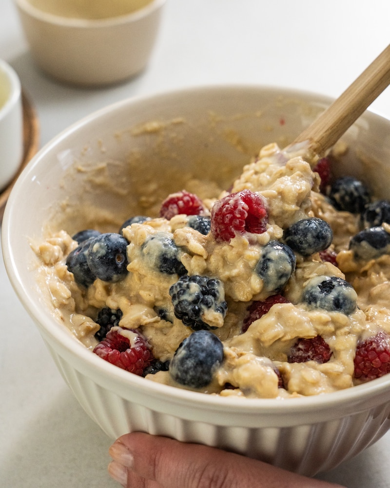 Auf diesem Bild siehst du wie die Flocken mit Pudding und frischen Beeren vermengt werden.