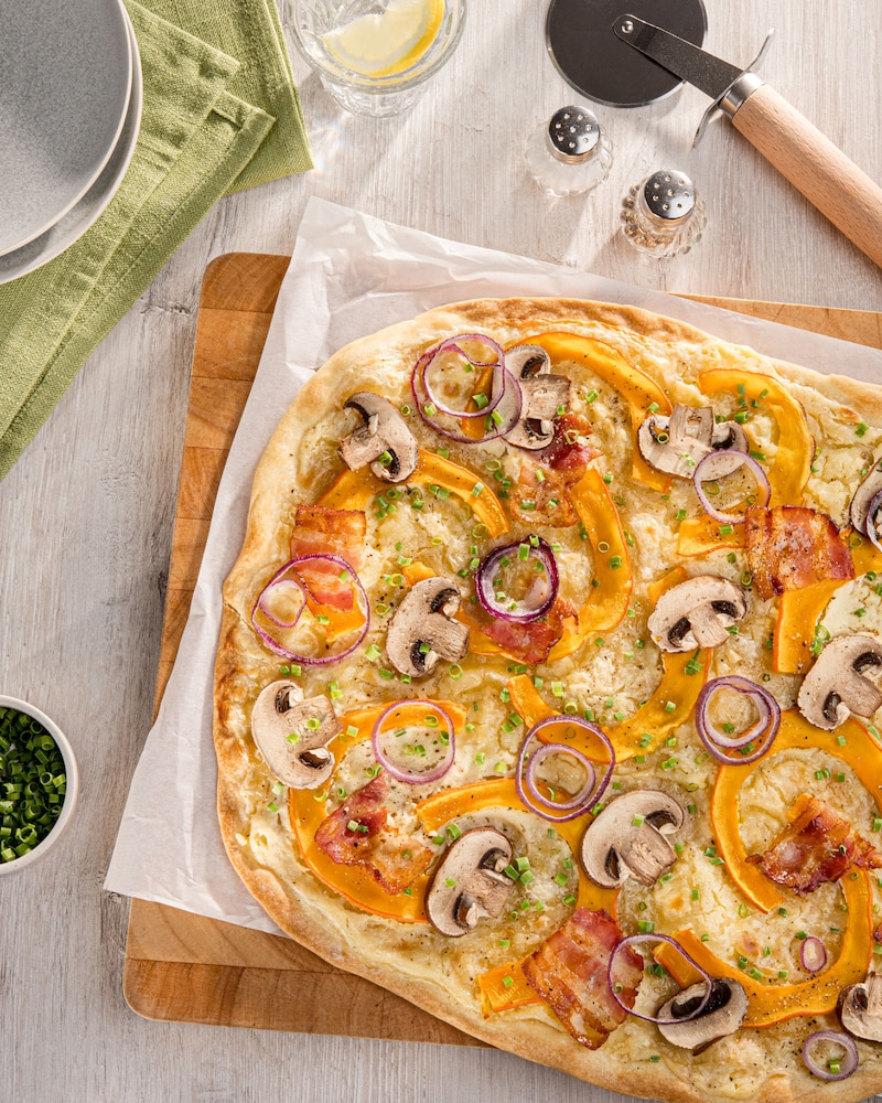 Kürbis-Flammkuchen mit Champignons und Bacon