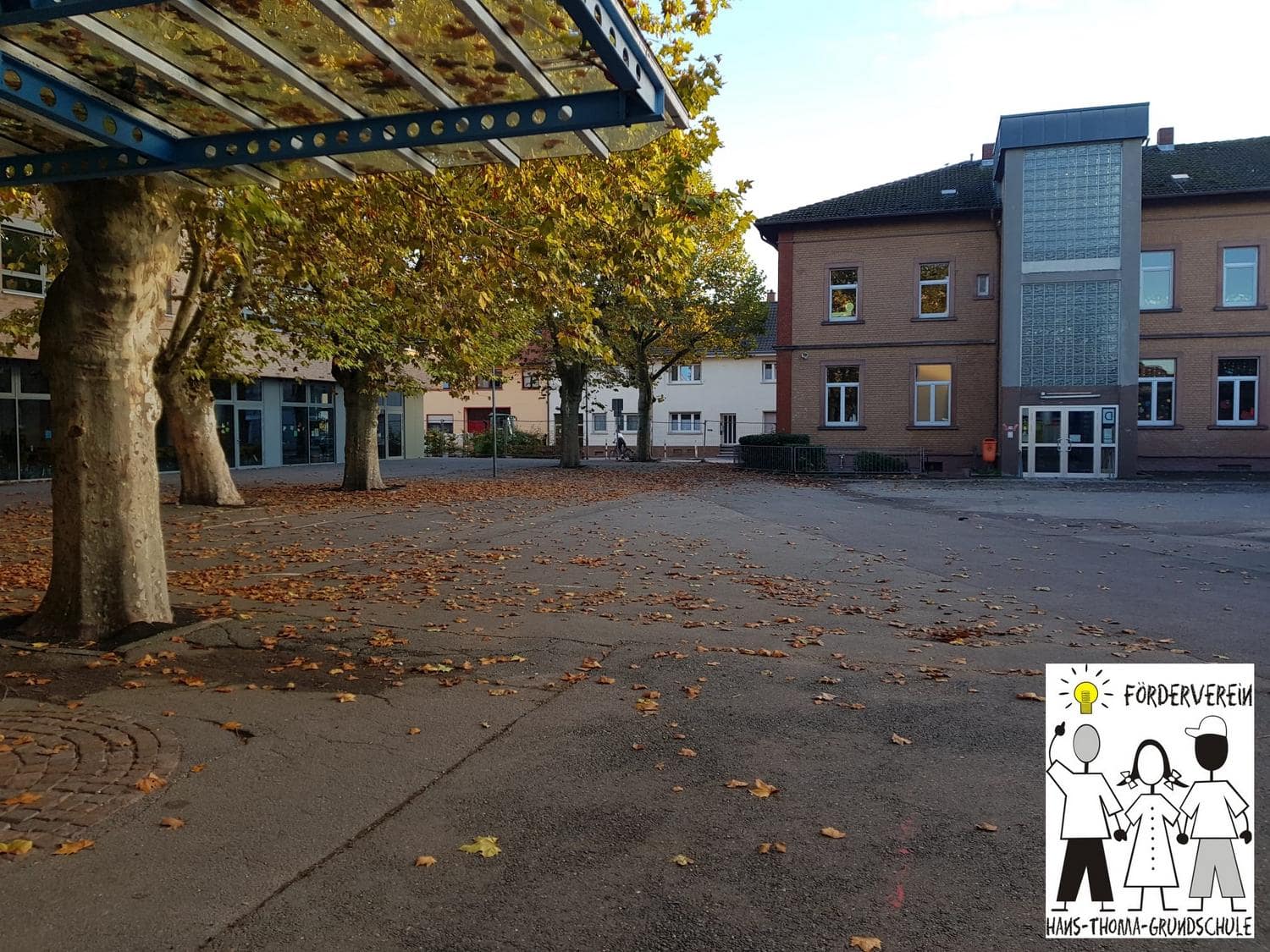 Ausblick auf den Schulhof der Schule