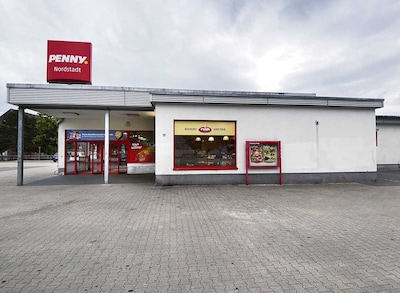 Sie sehen den Eingang vom Penny Markt in Kassel/Nord, Struthbachweg 22/Ecke Wiener Str.