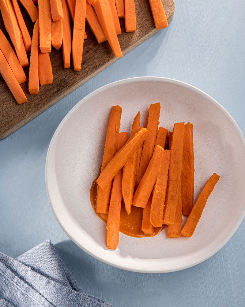 Dieses Bild zeigt, die rohen Pommes in einer Schale.