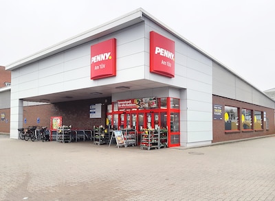 Sie sehen den Eingang vom Penny Markt in Luebeck, Maybachstr. 2/Kantstr.