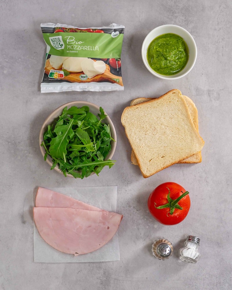 Dieses Bild, zeigt die Zutaten für unser Tramezzini Caprese.