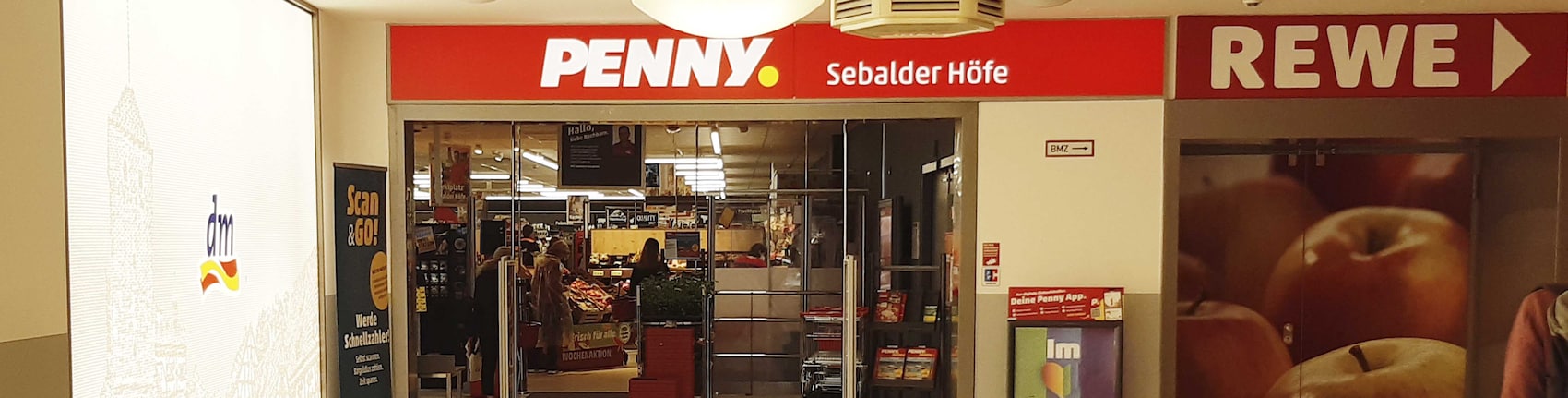 Sie sehen den Eingang vom Penny Markt in Nürnberg Aeusserer Laufer Platz 24 