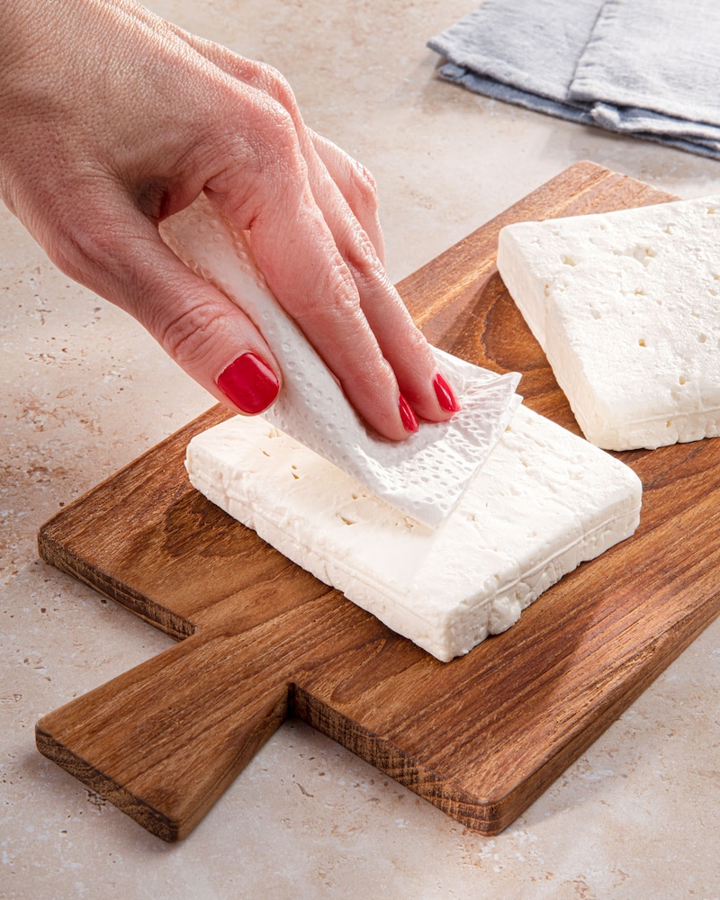 Dieses Bild zeigt das abtupfen vom Feta.
