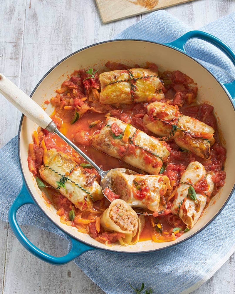 Dieses Bild zeigt die fertigen Kohlrouladen mit Räuchertofu-Füllung.