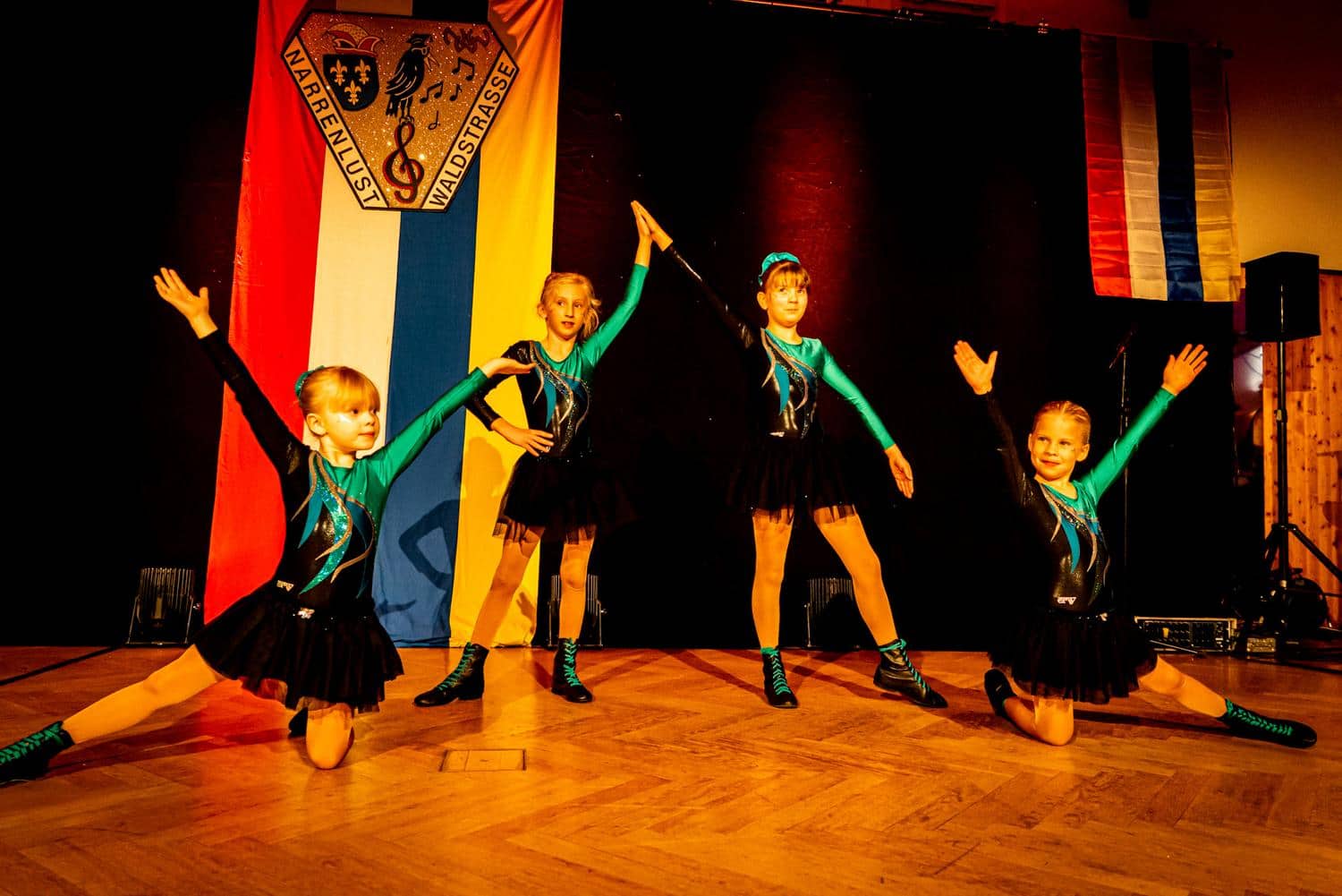 Szene aus einer Tanzauffuehrung der Kinder in Karnevalskostuemen