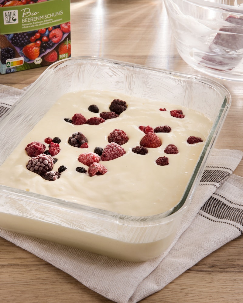 Dieses Bild zeigt den fertigen schnellen Quarkauflauf mit Beeren.