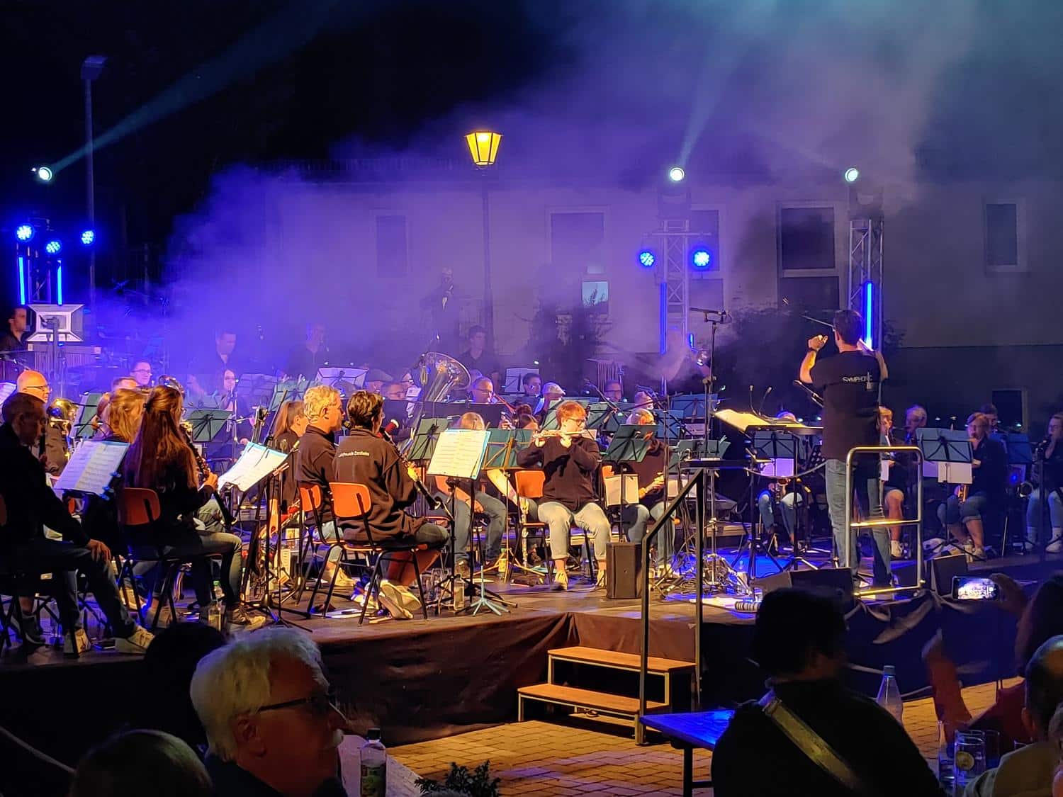 Vereinsmitglieder fuehren ein Konzert auf