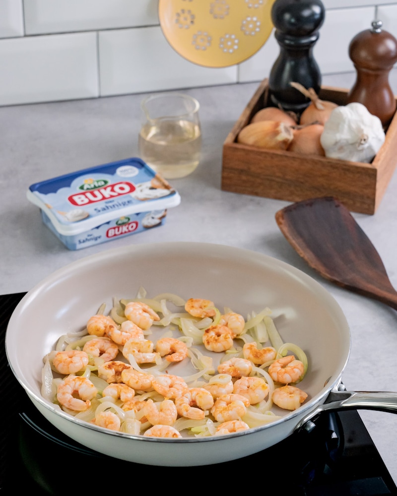 Dieses Bild zeigt wie die Garnelen gebraten werden.