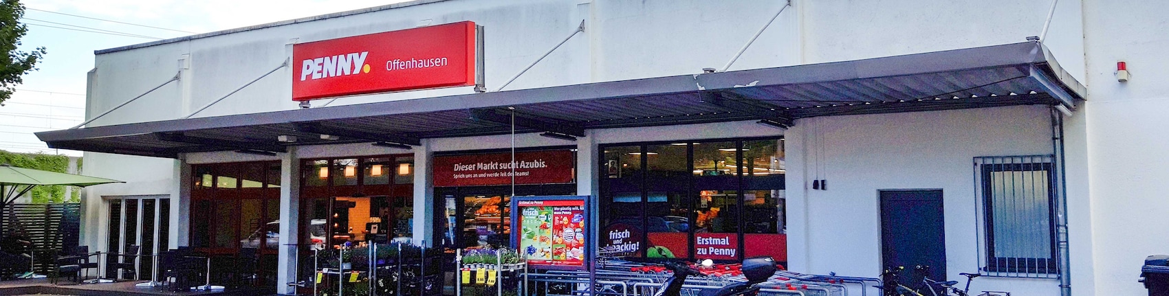 Sie sehen den Eingang vom Penny Markt in Neu-Ulm Bahnhofstr. 91