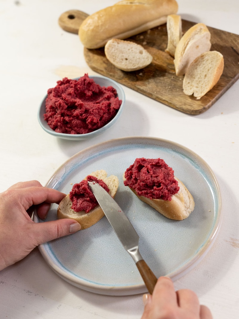 Dieses Bild zeigt wie die Brötchen bestrichen werden.
