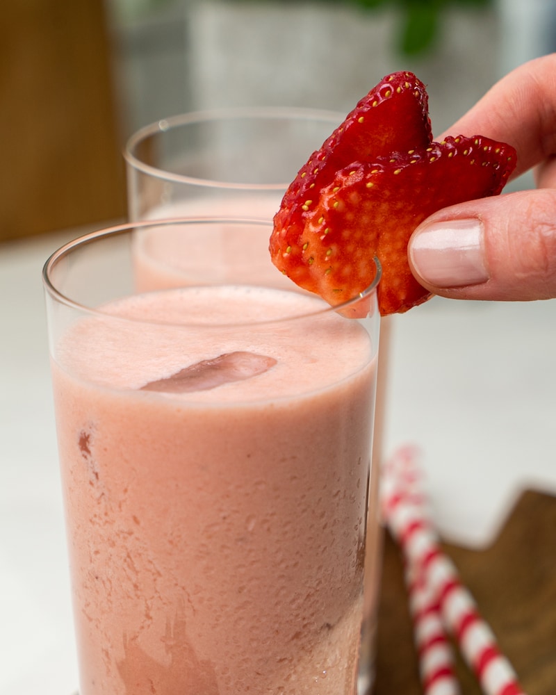 Auf diesem Bild siehst du wie deine Erdbeere ans Glas gesteckt wird.