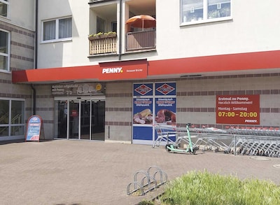 Sie sehen den Eingang vom Penny Markt in Halle (Saale), Dessauer Strasse 10