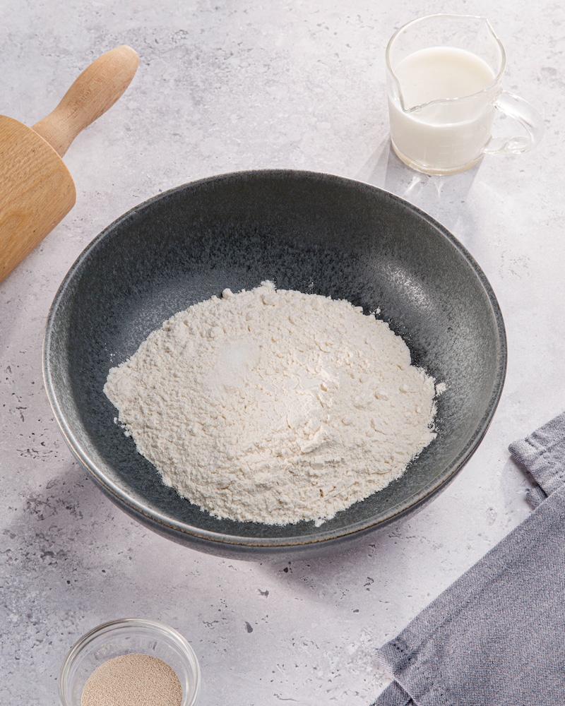 Dieses Bild zeigt Mehl in einer Schüssel.