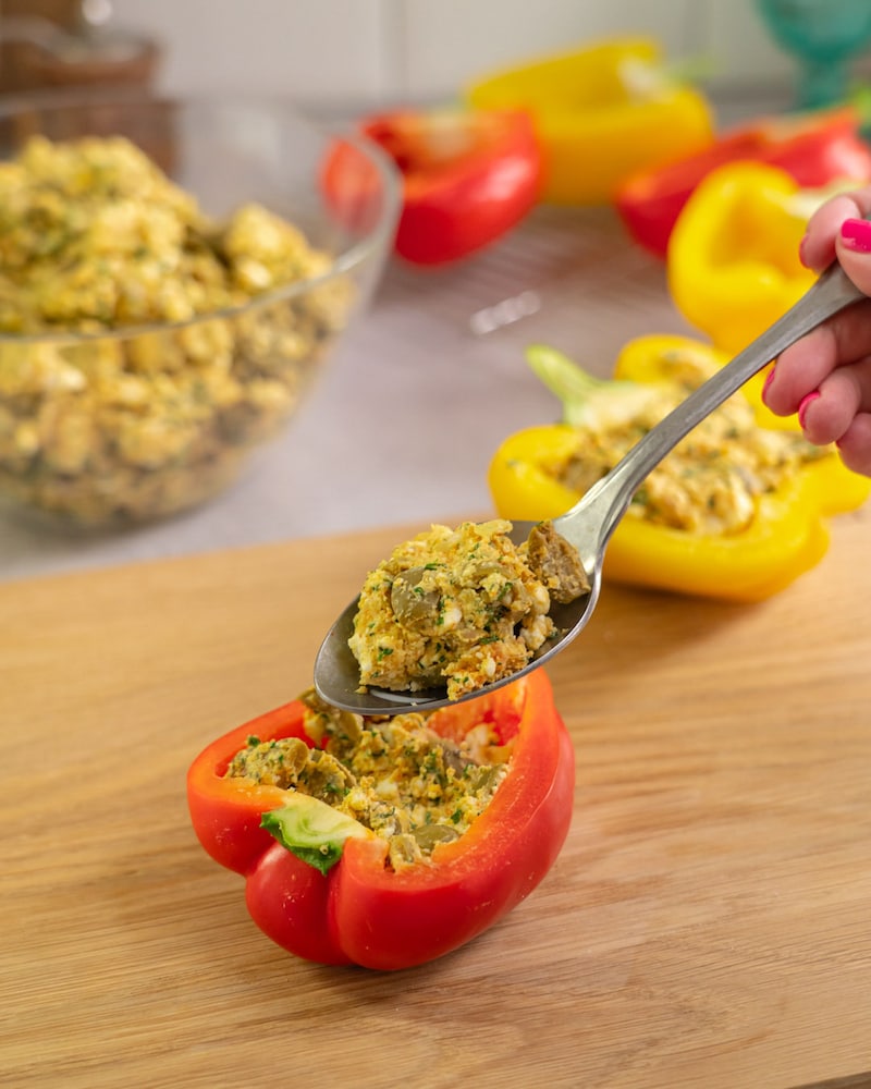 Dieses Bild zeigt wie Paprika gefüllt wird.