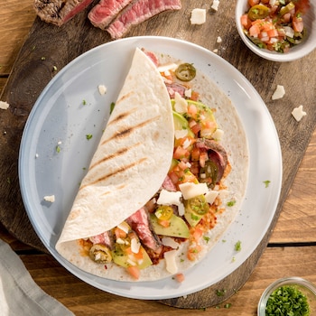 Dieses Bild zeigt unseren Burrito California mit Avocados und Chipotle-Sauce.