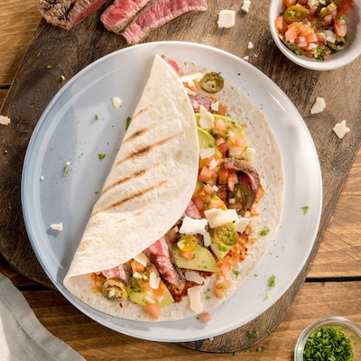 Dieses Bild zeigt unseren Burrito California mit Avocados und Chipotle-Sauce.