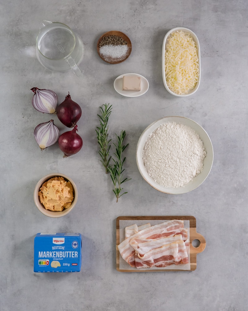 Dieses Bild zeigt die Zutaten für das Zupfbrot mit Frischkaese.