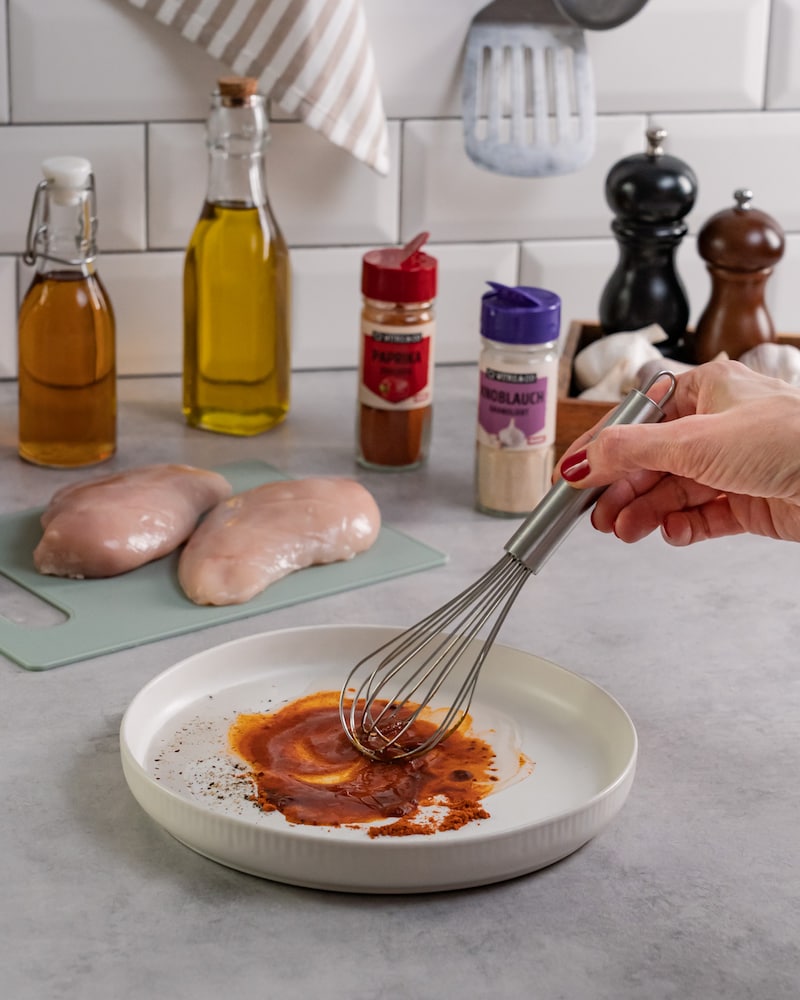 Dieses Bild zeigt, wie die Marinade angerührt wird.