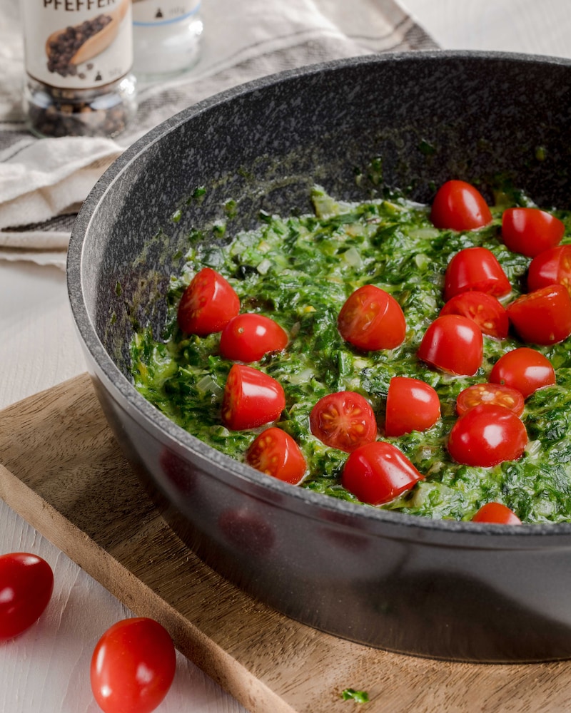 Auf diesem Bild siehst du Spinatsoße mit Tomaten.