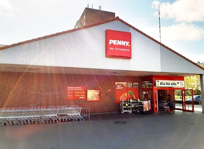 sie sehen den Eingang vom Penny Markt in Schwerin Magdeburger Str. 11a