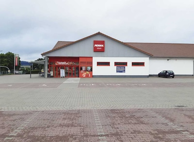Sie sehen den Eingang vom Penny Markt in Erbach Stockheimer Ring 10