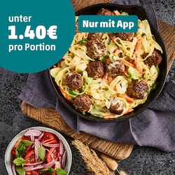 Spitzkohlpfanne mit Hackbällchen und Tomatensalat