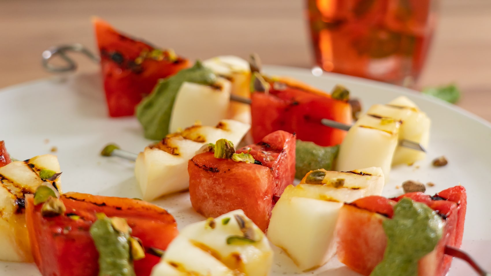 Melonenspieße mit Wassermelone und Honigmelone