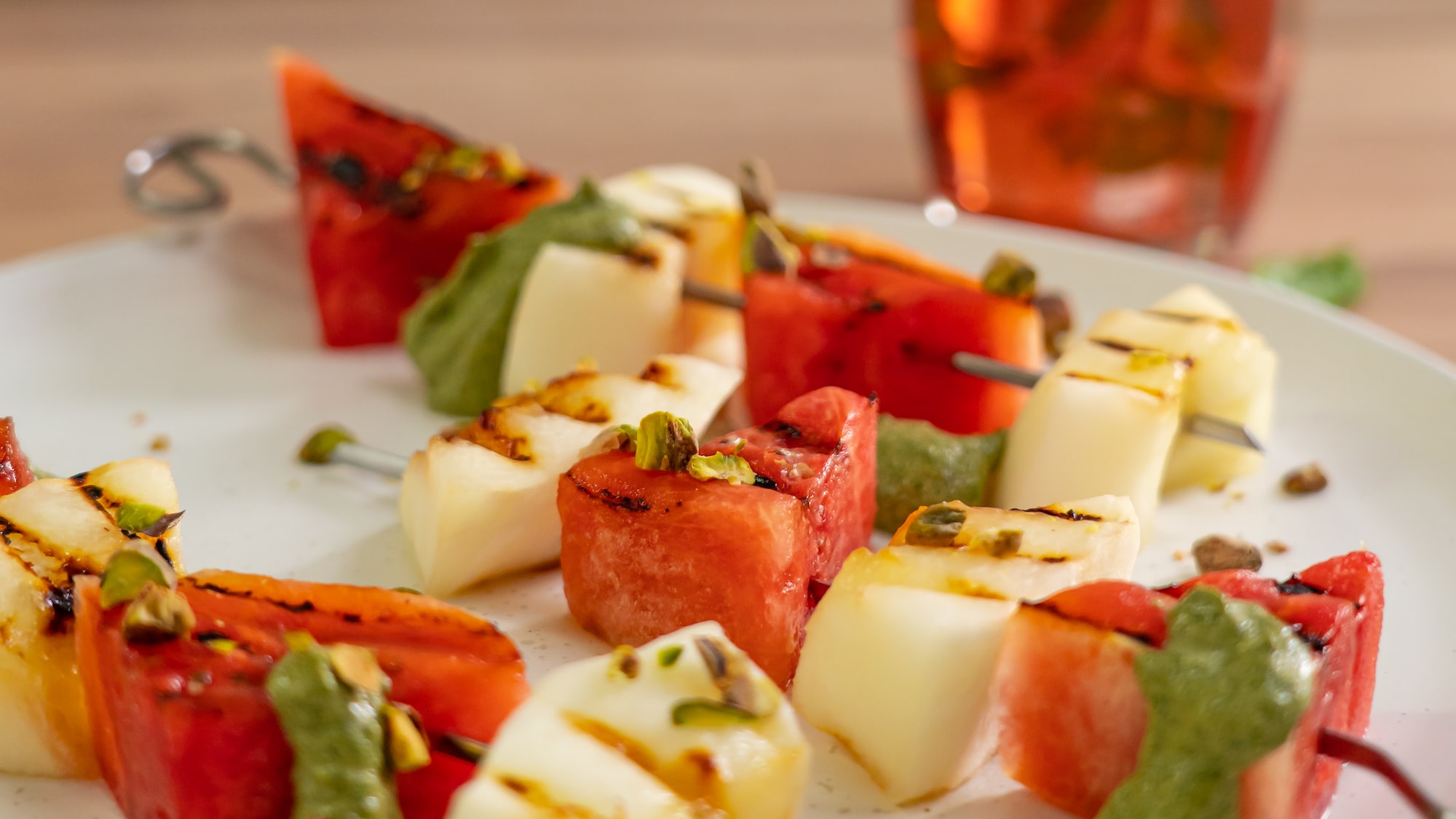 Melonenspieße mit Wassermelone und Honigmelone