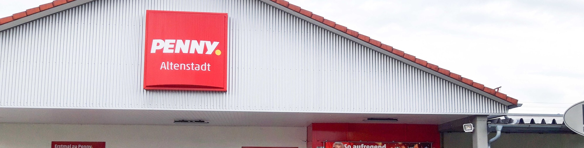 Sie sehen den Eingang vom Penny Markt in Altenstadt Untere Illereicher Str. 2