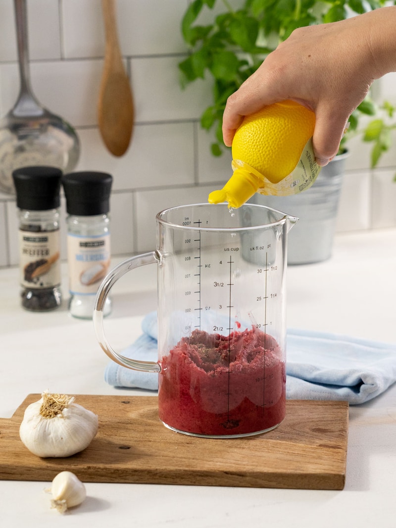Dieses Bild zeigt wie Zitronensaft dazugegeben wird.