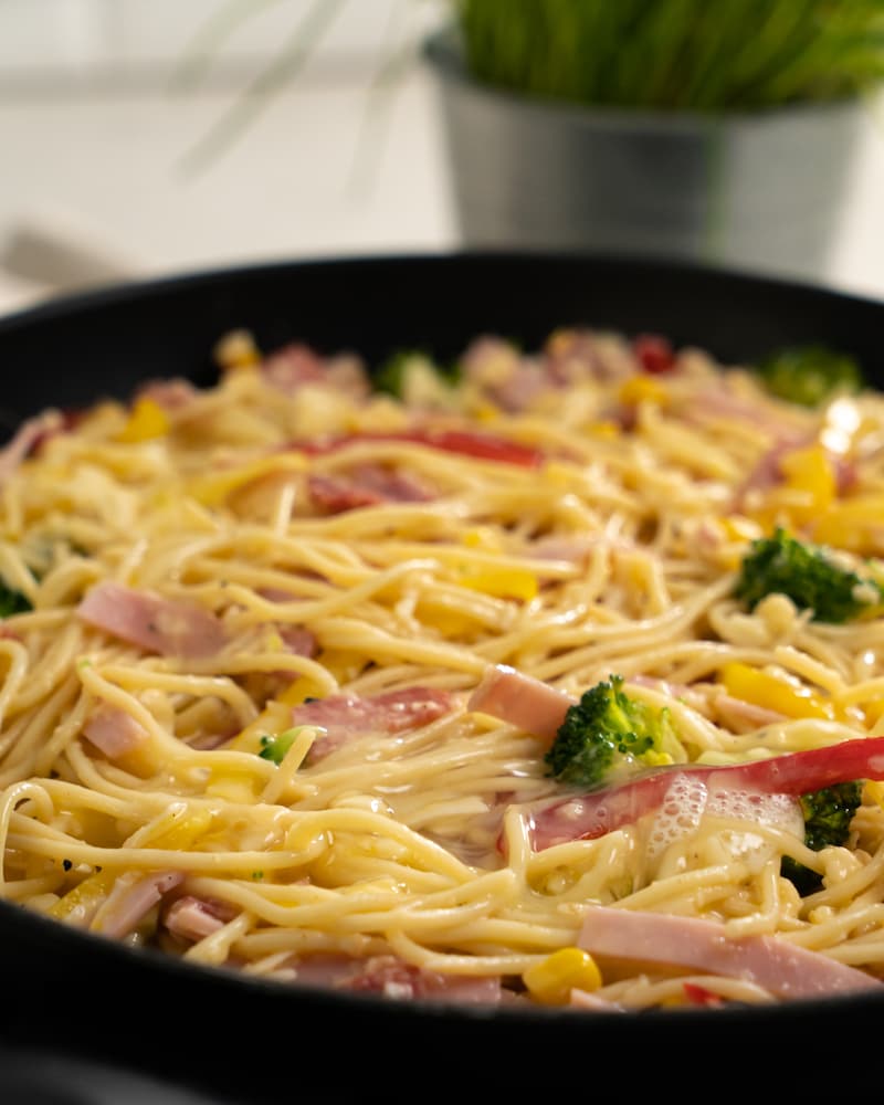 Auf diesem Bild siehst du wie die Frittata gebraten wird.