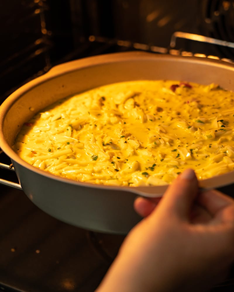 Auf diesem Bild siehst du wie die Tortilla in den Ofen gegeben wird.