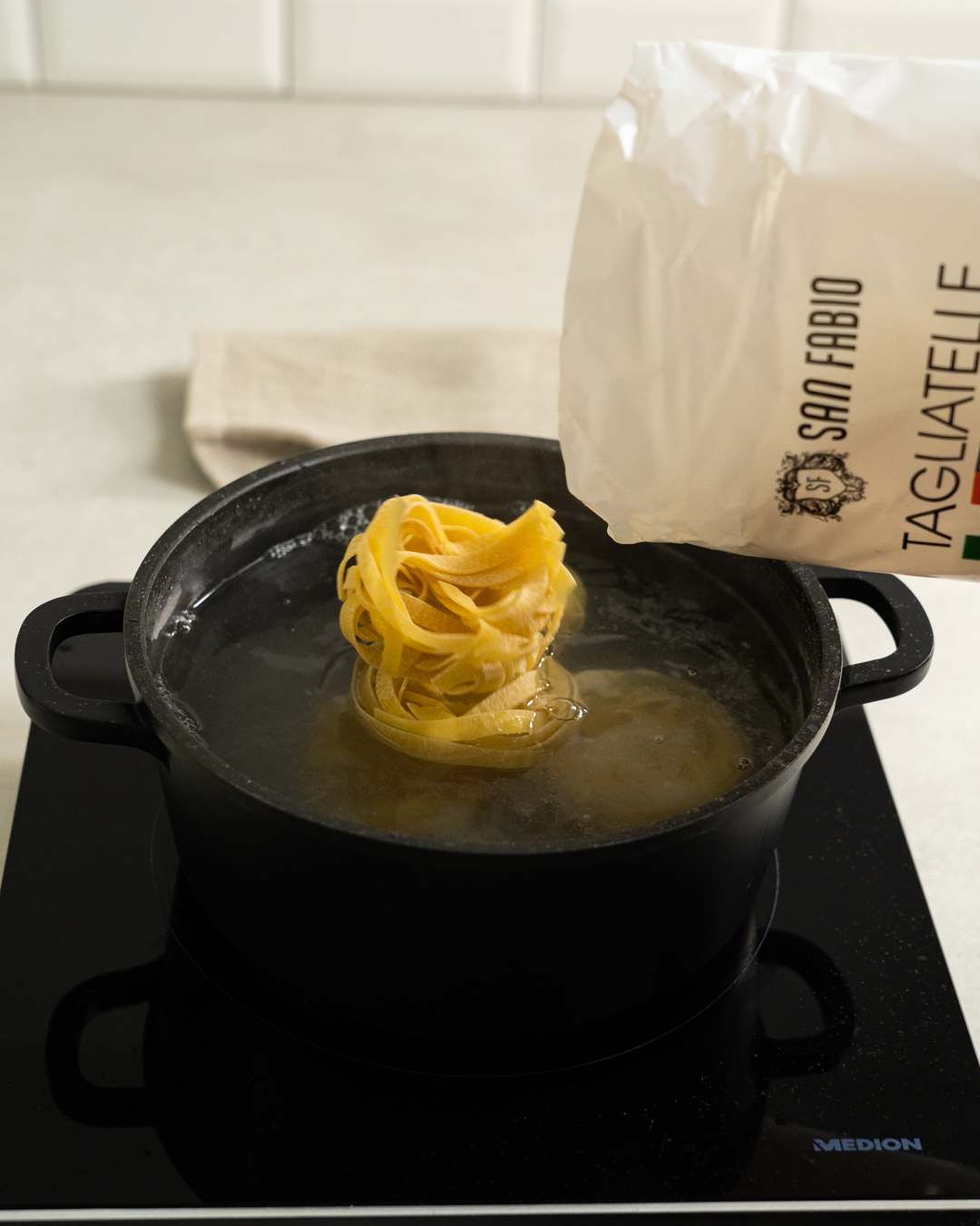 Auf diesem Bild siehst du wie Tagliatelle gekocht werden.