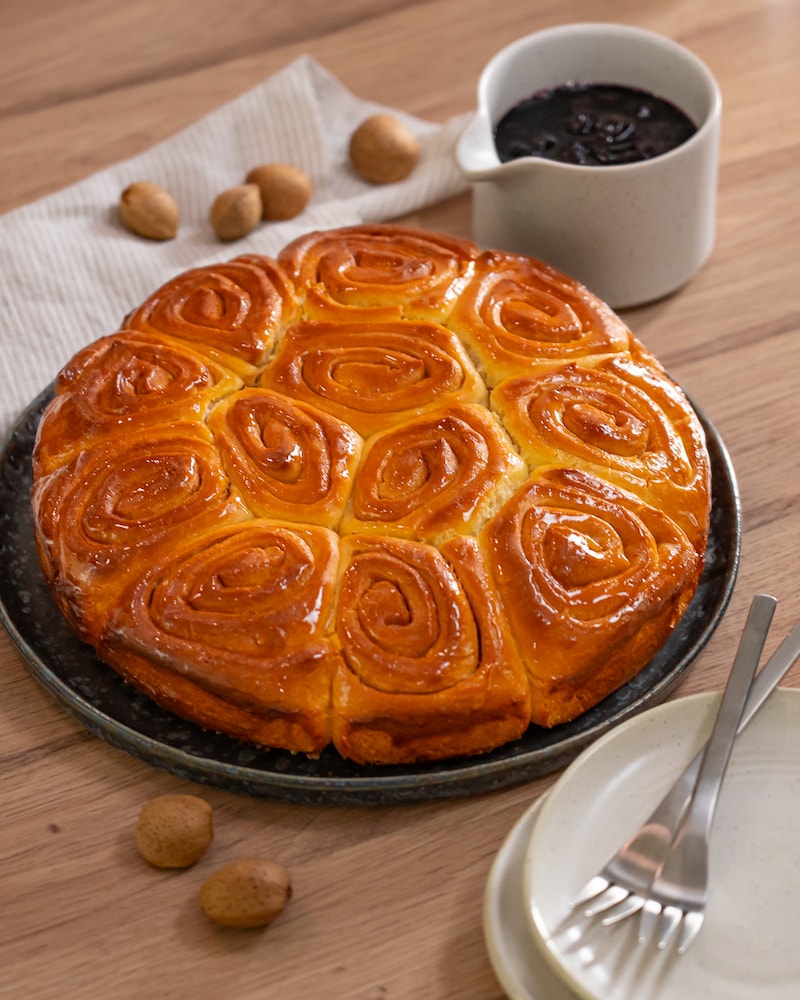 Zimtschnecken-Kuchen mit Blaubeersauce