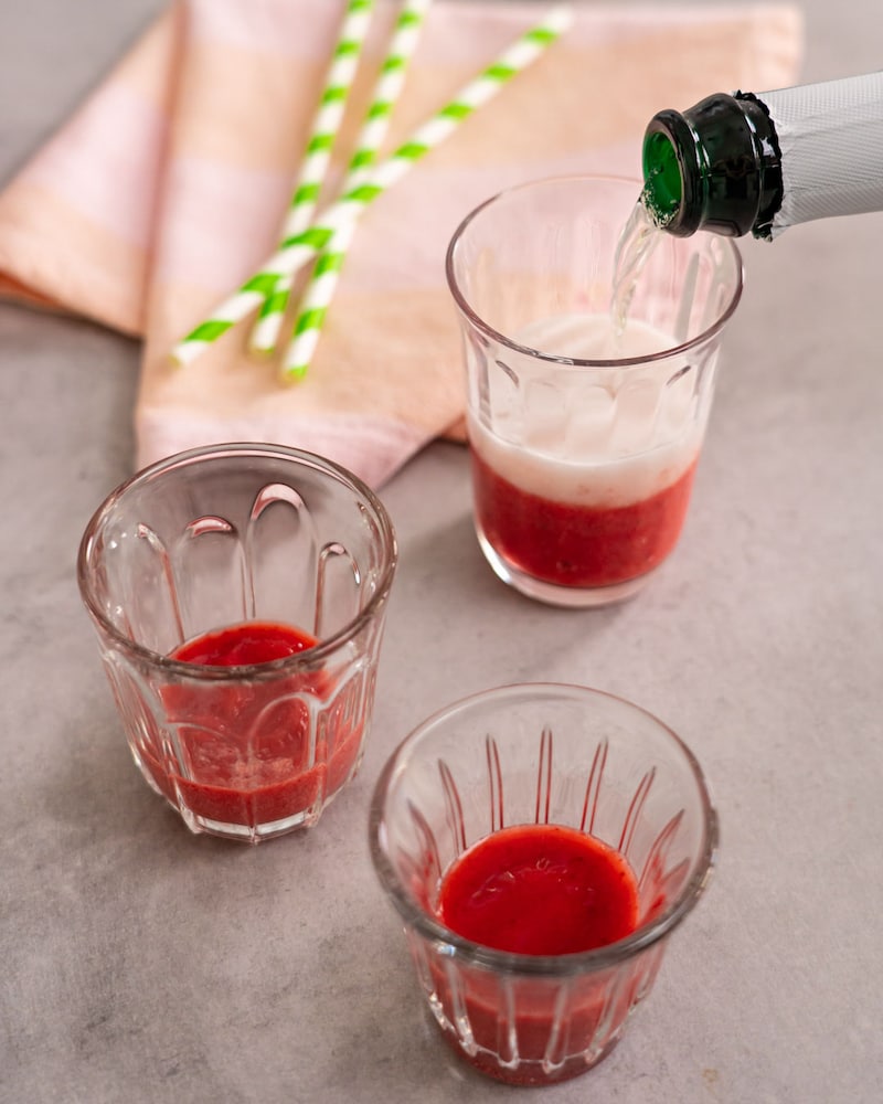 Dieses Bild zeigt wie der Sekt hinzugegeben wird.
