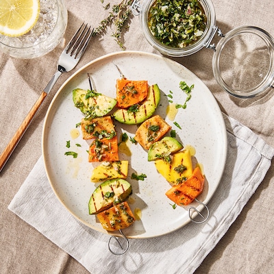 Süßkartoffel-Spieße mit Grillkäse, Avocado und Mango