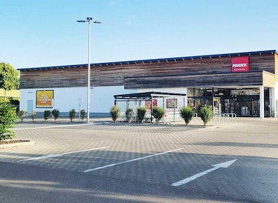 Sie sehen den Eingang vom Penny Markt in Altenmünster Zusamleite 12