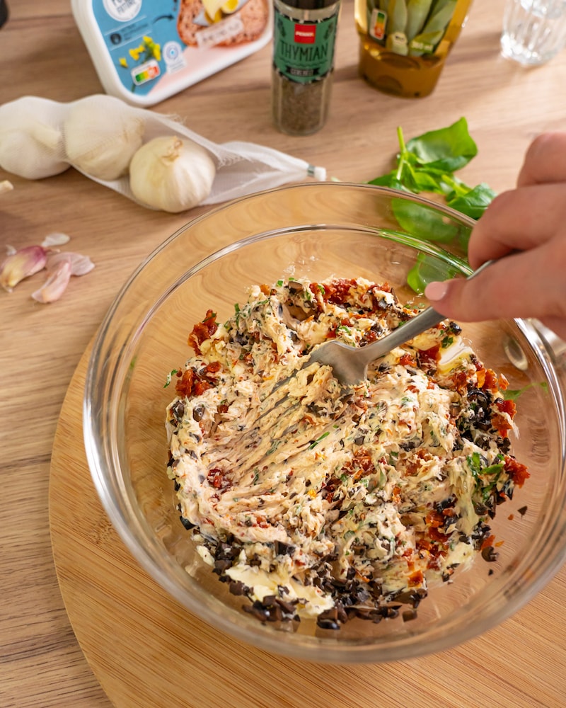 Mediterrane Tomatenbutter mit Oliven