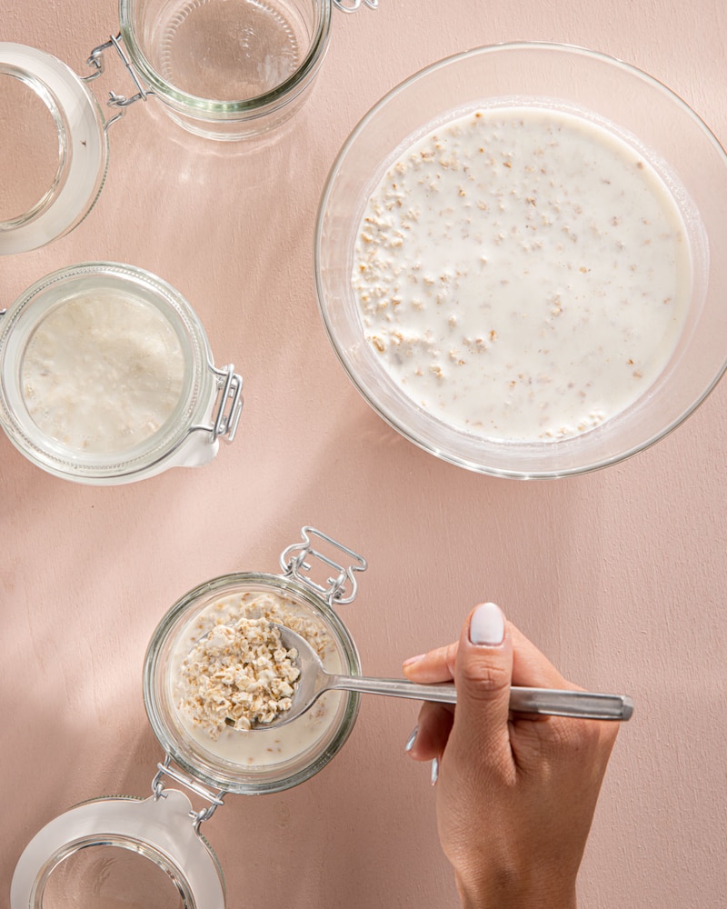 Dieses Bild zeigt wie die Haferflocken in die Milch gegeben werden.