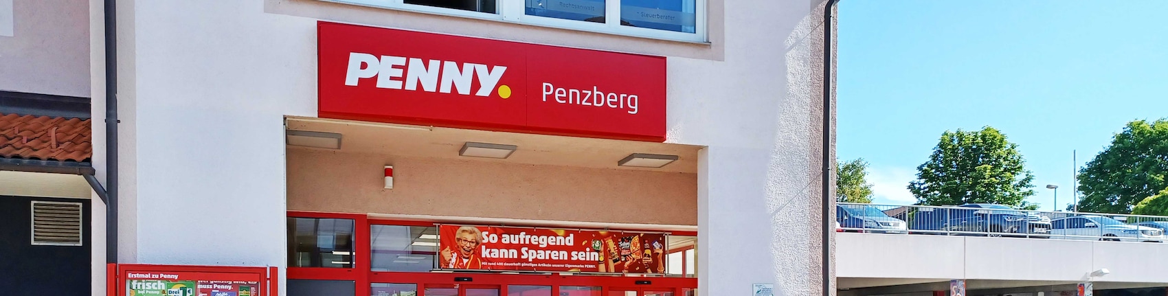 Sie sehen den Eingang vom Penny Markt in Penzberg Im Thal 5
