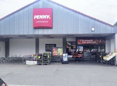 Sie sehen den Eingang vom Penny Markt in Lichtentanne Bahnhofstr. 9A