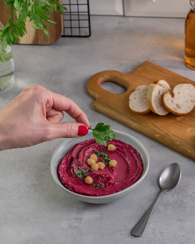 Dieses Bild zeigt wie der Hummus angerichtet wird.